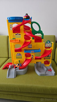 Prodám Fisher-Price zvukovou garáž s výtahem a autíčky
