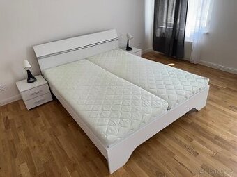 Postel + 2 stolky + lampy – bez matrace a roštu