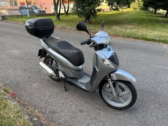 Honda SH 150. rok 2007. Najeto 43100km + kufr +helma