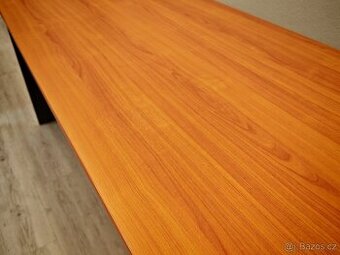 Stůl kancelářský