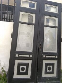 Vchodové secesní dveře z pražských Vinohrad