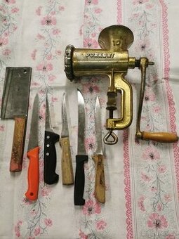 Řeznícke nože, sekáč, mlýnek.