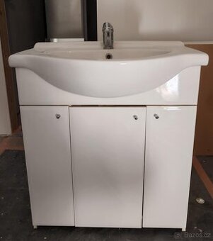 Umyvadlová skříňka s umyvadlem a zrkadlem