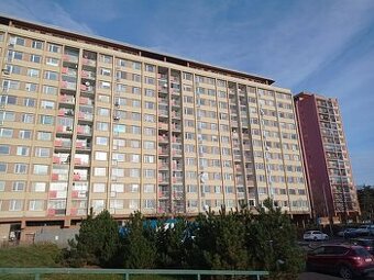 Pronajmu teplý středový byt 3+1 s balkonem - metro Ládví