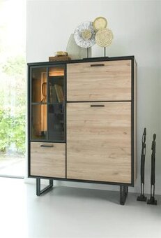 Moderní vitrína Avalon – LED podsvícení, kovové prvky