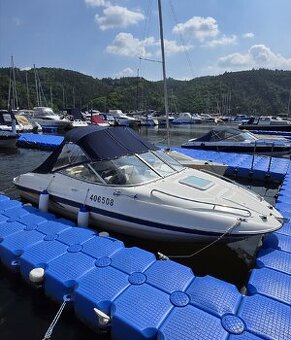 Motorová kajutová loď Bayliner 602 Capri + přívěs.