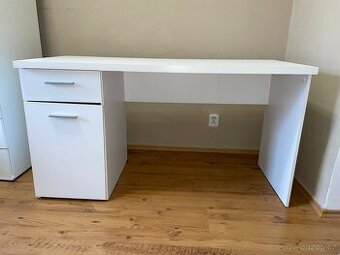 Psací stůl bílé barvy