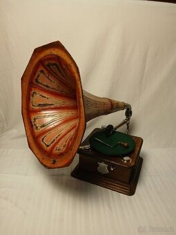 Starožitný troubový gramofon