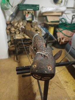 Dřevěná socha sumec