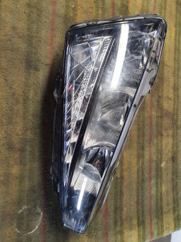 PRAVÉ PŘEDNÍ SVĚTLO ŠKODA SCALA 657941016