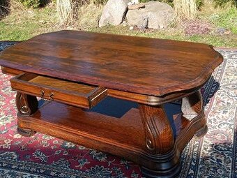 Rustikální konferenční stolek se spodní deskou a zásuvkou .