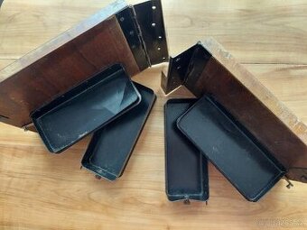 Šlapací šicí stroj Minerva - 4 zásuvky, retro Československo