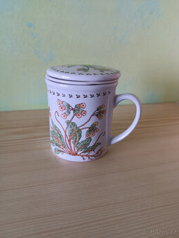Porcelánový hrnek se sítkem a pokličkou petrklíč