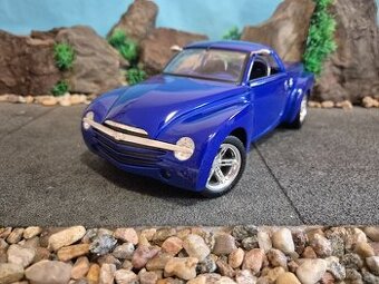 Prodám model 1:18 chevrolet SSR