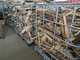 Palivové dubové dřevo v kubíkovém kontejneru