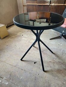 Lesklý černý kulatý stolek, lze použít i jako venkovní