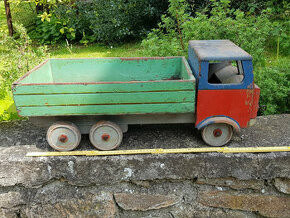 Velké staré dřevěné auto - hračka
