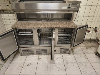 Chlazený stůl v kombinaci se saladetou a žulovou deskou