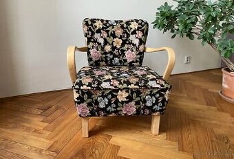 Retro křeslo Halabala H-237 po pečlivé renovaci