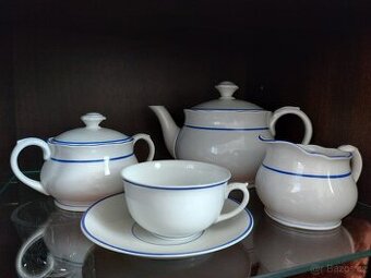 Bílý porcelánový servis s modrým proužkem
