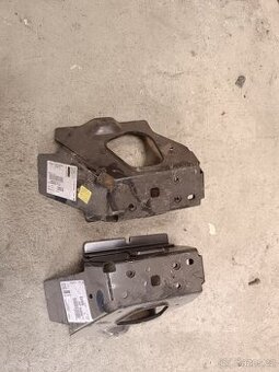 Peugeot boxer uložení pantu