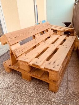 Paletový zahradní set – sedačka + stolek