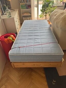 Postel s matrací