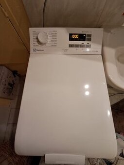 pračka Electrolux s vrchním plněním