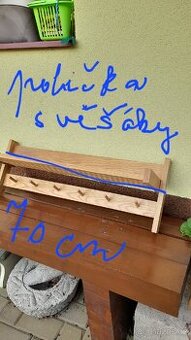 Police, skříň s věšáky