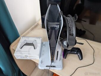Play Station 5 Slim, 2 ovladače, volant s pedály a stojanem