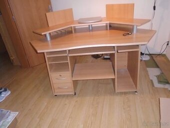 PC ( psací ) stůl