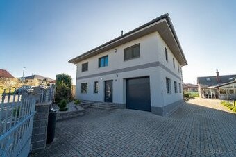 Prodej vily 261 m2, pozemek 1215 m2 v obci Tmaň - 1