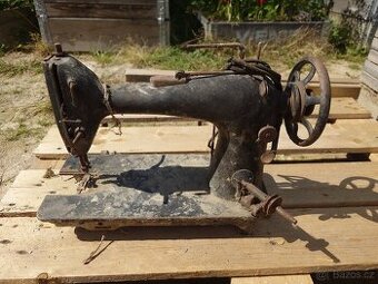 Starý šicí stroj Lada