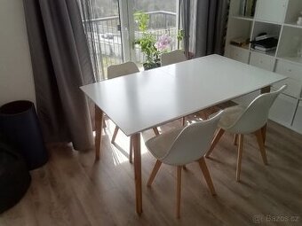 Jídelní stůl zn. Frisk- rozkládací, 4 židle