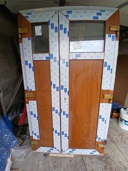 Dvoukřídlé vchodové dveře