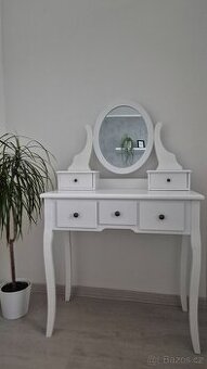 Kosmetický stolek