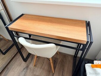 Malý pracovní stůl se židlí