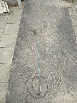 Nepoužitá anténa ze Škoda station rádio, vysílačka