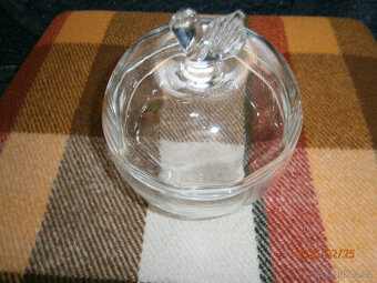 skleněná doza s motivem jablka