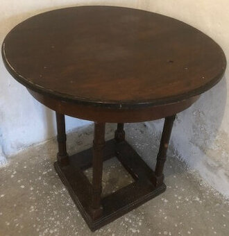 Starožitný kruhový stůl