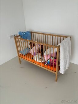 Dřevěná postylka s matrací