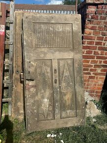 historické masivní dveře pro zrestaurováni