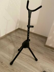 Stojánek na saxofon