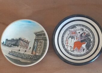 Různé sklo porcelán dřevo