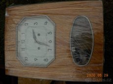 Staré dřevěné a porcelánové hodiny