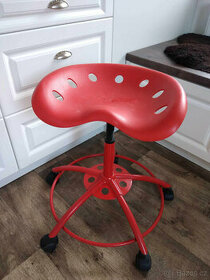 červená židle na kolečkách do kuchyně - 1