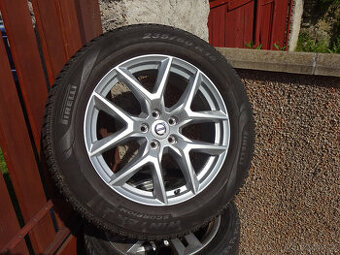 Volvo XC60 - zánovní zimní alu kola 18" pneu Pirelli DOT 24