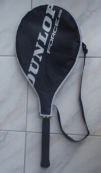 Dětské tenisové rakety, fotbalový míč a líný tenis
