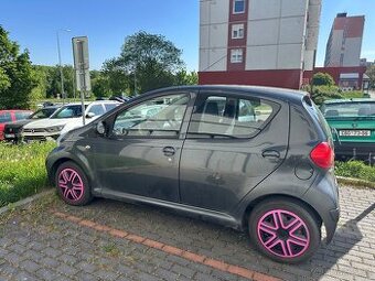 Toyota Aygo 2008, tmavě-šedá metalíza, pětidveřová verze