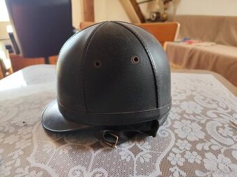 Přilba na koně